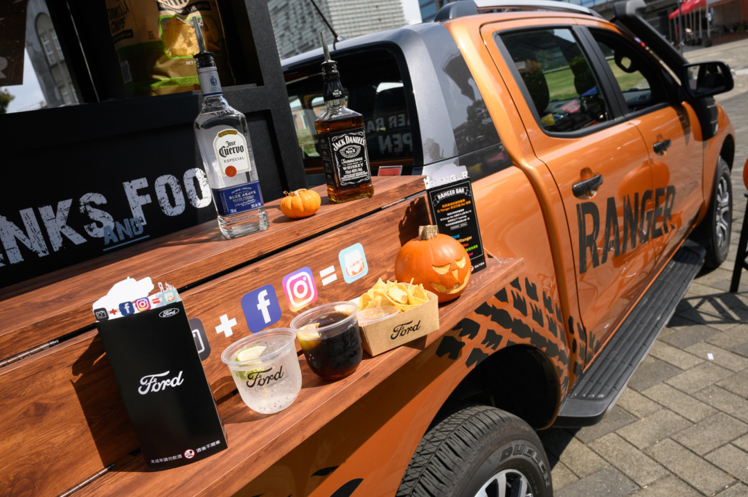 SMALL_【圖五】Ford首創運用小額資本改造Ford Ranger Wildtrak超大車斗空間，將木質調酒吧與餐檯搬上後車斗，創造最具美式風格的Ranger行動Bar